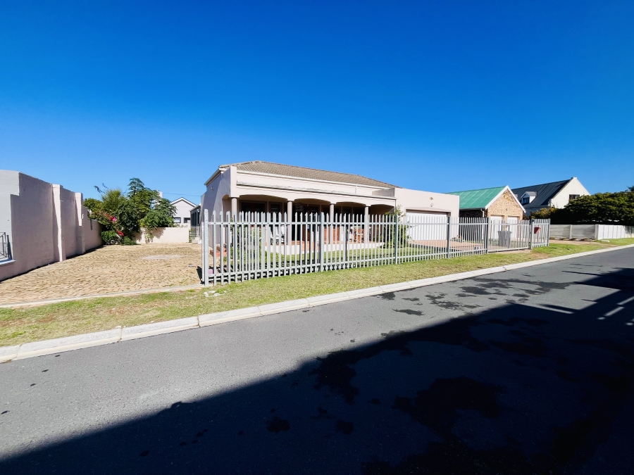 3 Bedroom Property for Sale in Sandbaai Western Cape